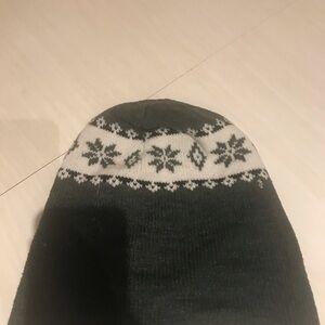 5/15$ Cozy Black and White Snowflake Beanie​​